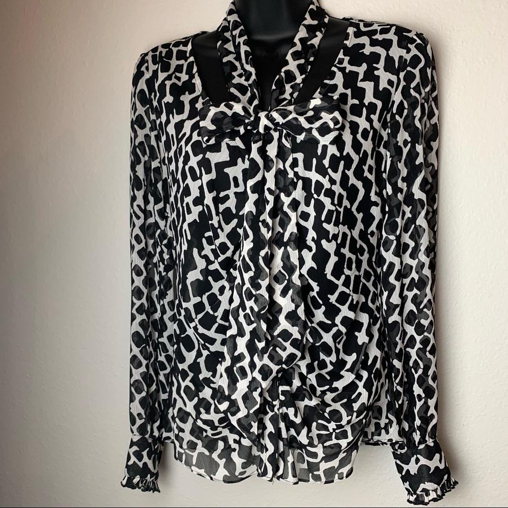 💥3 FOR $12 Black & ivory printed top size S